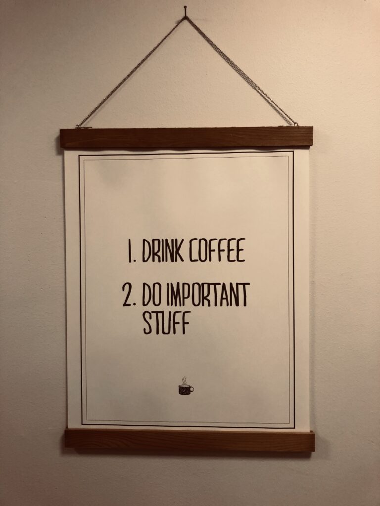 kansliet dricker kaffe och funderar på världen